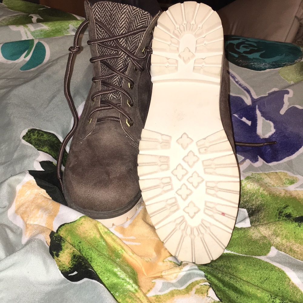 Boots - Picture 5 of 6